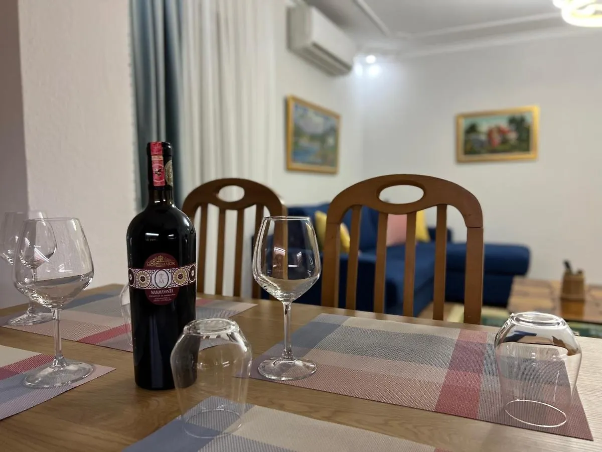 Appartamento Chestnut Yard Villa Tirana