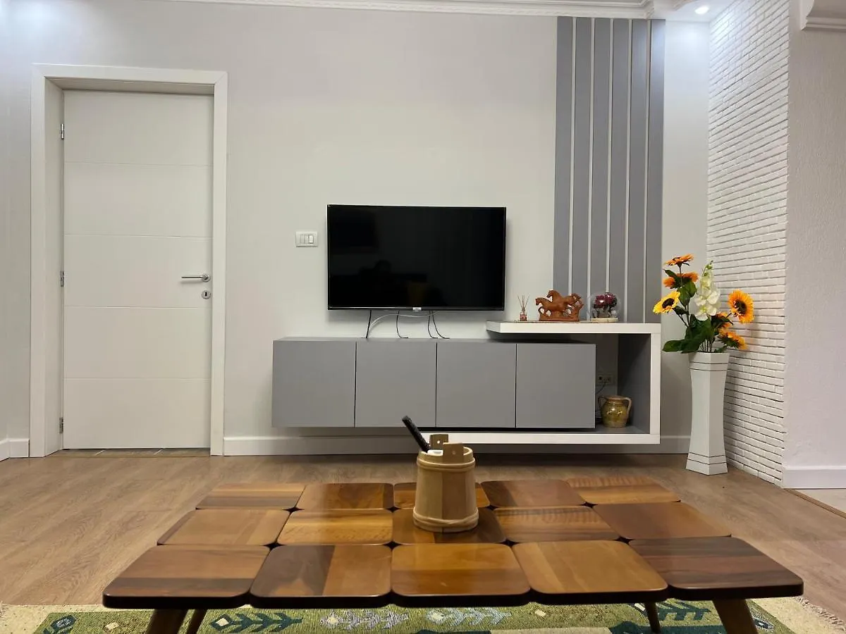 Appartamento Chestnut Yard Villa Tirana