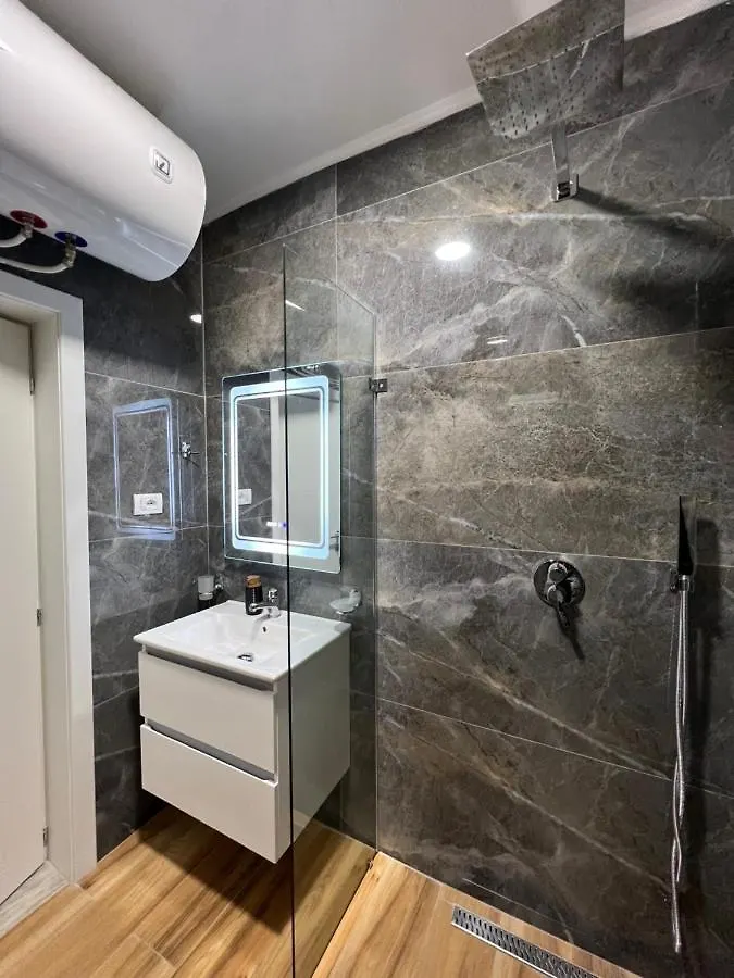 Chestnut Yard Villa Tirana 0*,