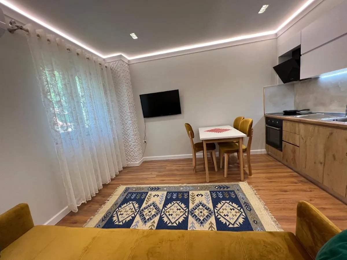 Appartamento Chestnut Yard Villa Tirana